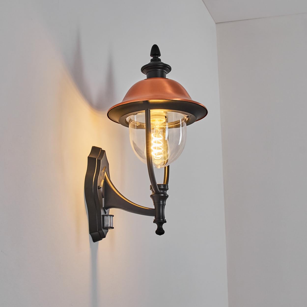 HOFSTEIN Außenwandleuchte Gascon, Außenwandlampe mit Bewegungsmelder aus Metall/Kunststoff in Schwarz/Kupfer/Klar, Wandleuchte außen im Vintage/Antik/Landhaus-Design, Garten, Hof, Haustür, E27, IP44