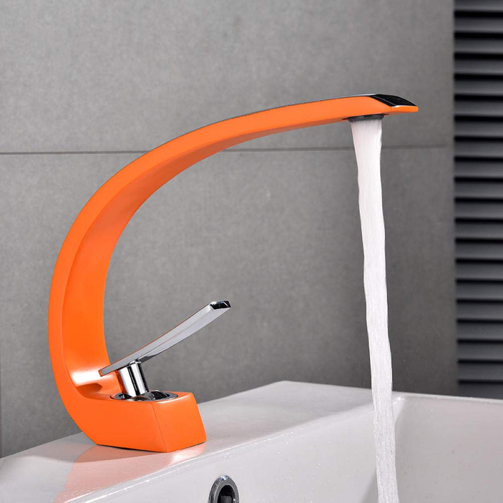 Evier de cuisine moderne sublimé par ce robinet de cuisine acier inoxydable