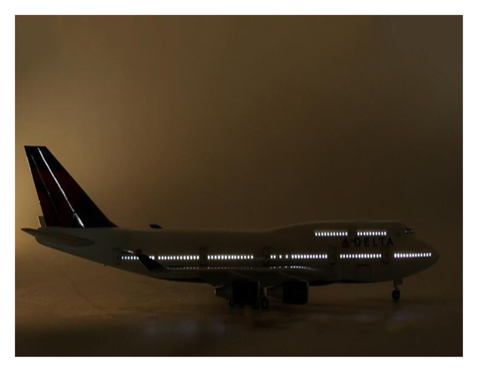 Avion miniature B747 Delta 47cm, l'objet déco lumineux idéal pour sublimer votre salon ou bureau