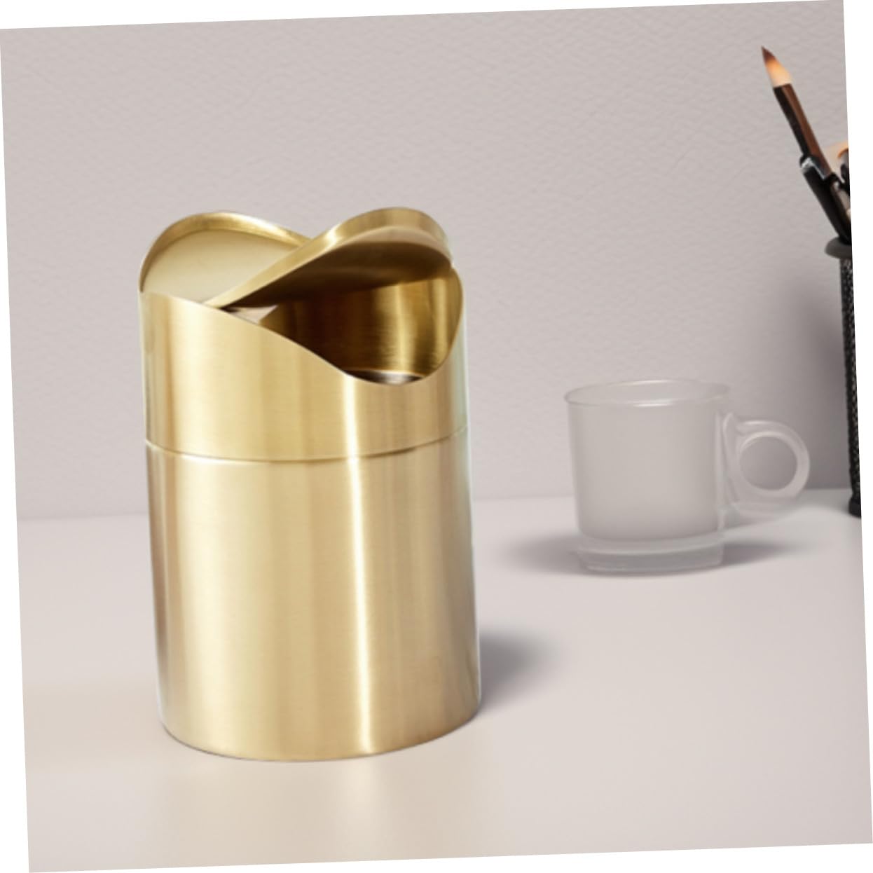 VALICLUD Kleiner Schreibtisch Abfalleimer Eleganter und Kompakter Mülleimer aus Edelstahl mit Pressdeckel Goldfarben Multifunktional für Schreibtisch und Reise