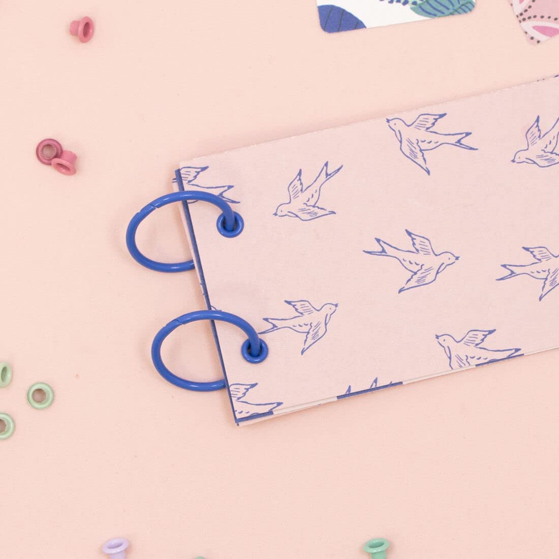Craftelier - Packung mit 40 einfachen Ösen Ideal für Scrapbooking und Basteln | Gültig für verschiedene Materialien | Größe ca. 5 mm Innendurchmesser und 8 mm Außendurchmesser - Farbe Rot