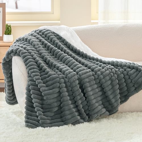 BEDELITE Kuscheldecke Flauschig Decke 150x200 - Dicke XL Sherpa Decken Grau für Couch, warme Cord Kuscheldecken weiche Fleecedecke Wohndecke als Couch Überwurf für Wohnzimmer