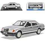 Das Modell befindet sich in einer stilvollen passenden originalen Model Car Group Verpackung, mit abnehmbarem Sockel.