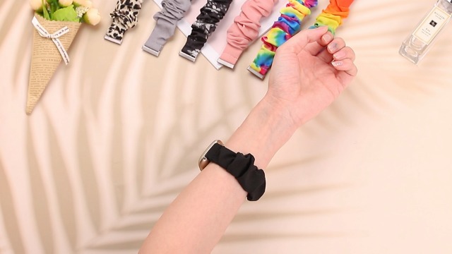 Wearlizer Cinturino Elastico E Traspirante Per Fitbit Versa 3 E Sense - Bracciale Scrunchie Per Donna, Taglia Piccola (4,7-6,3 Pollici)