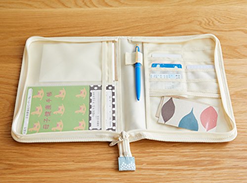 カードポケット×10、通帳・パスポートポケット×4、母子手帳が入る大型ポケット×2、写真サイズのクリアポケット×1、ペンホルダー×1の大容量。マチ幅が2cmあるのでたくさん入れても型崩れしません。