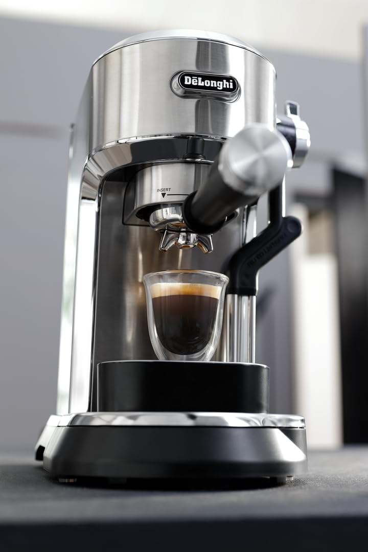 De'Longhi Dedica Maestro Plus EC950.M Macchina Caffè Espresso Manuale, Caffè Polvere o Cialde E.S.E, Montalatte Automatico Tecnologia Auto LatteArt, Serbatoio 1,6L, Spegnimento Automatico, Silver
