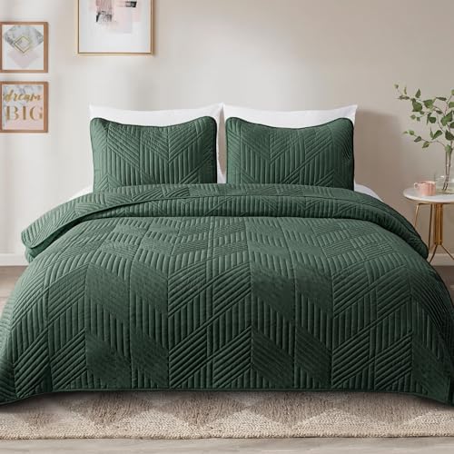 Exclusivo Mezcla California King Quilt Bedding Set, Lightweight Green Oversized King Bedspreads Soft Modern Geometric Coverlet Set for All Seasons (1 Quilt and 2 Pillow Shams)