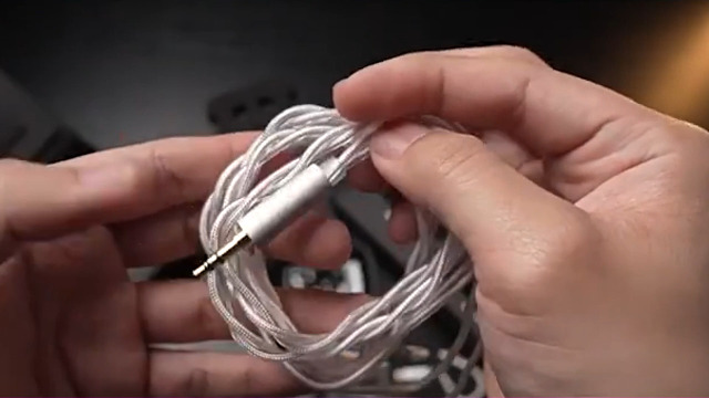 最終価格　美品　TRN JAWS 3DD+4BA＋1Planar 18950円 Amazon.co.jp: Linsoul TRN JAWSハイブリット型(3DD+4BA+1平面