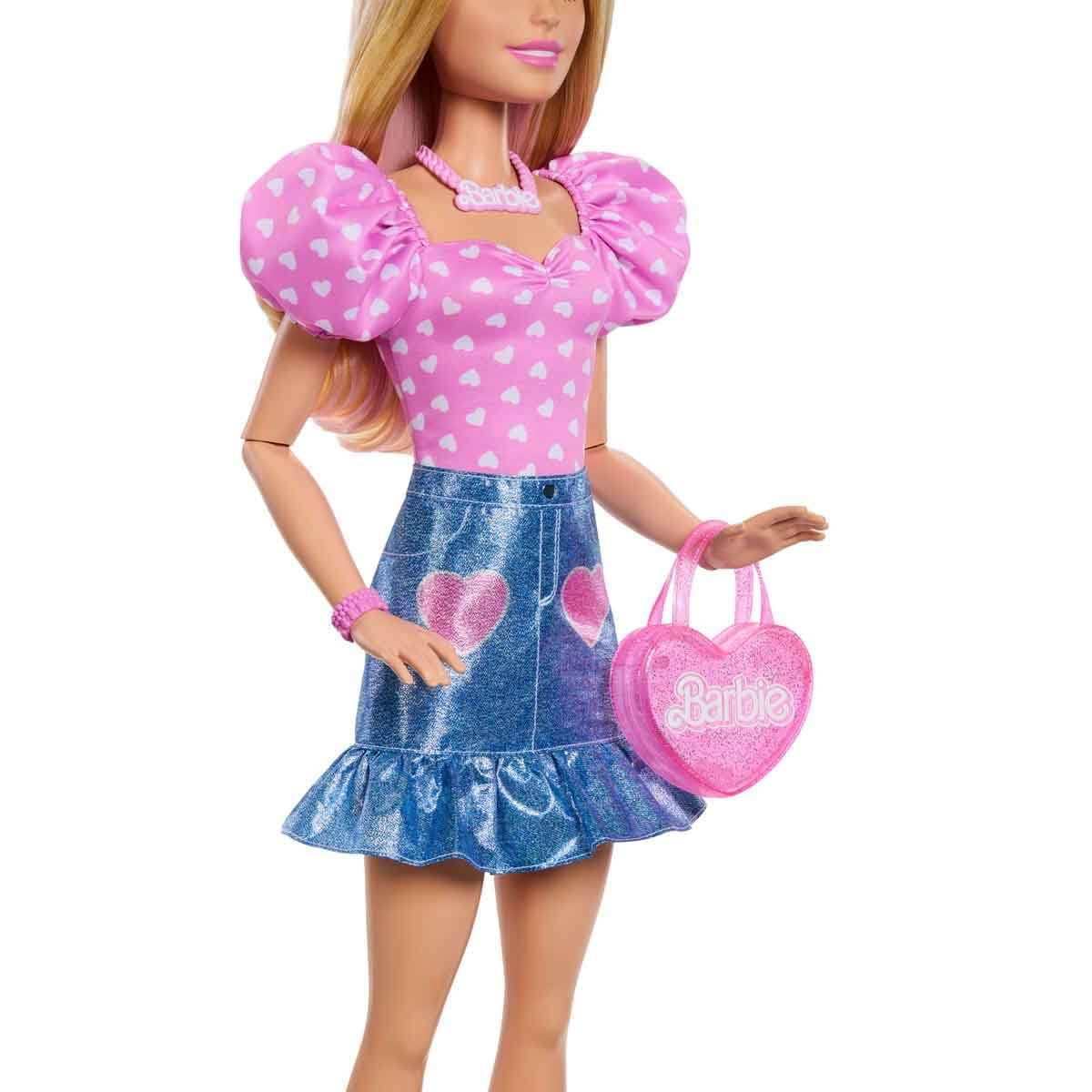 Barbie Lalka modowa blondynka (71 cm) w zdejmowanym ubranku, różowa bluzka, „dżinsowa” spódniczka, kowbojki, naszyjnik i torebka, HYT84