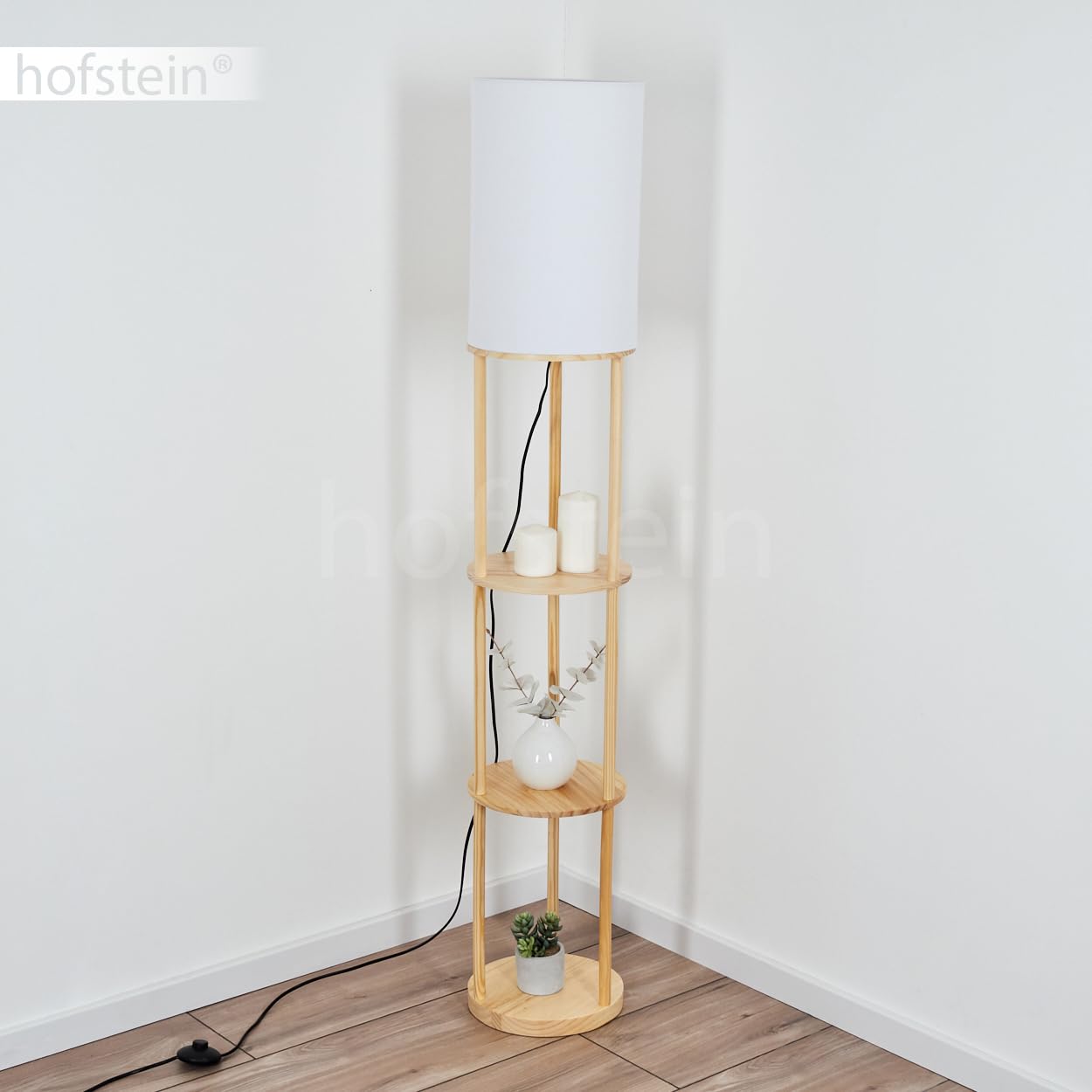 Lampa podłogowa Hamaa, lampa stojąca wykonana z drewna/tkaniny w kolorach naturalnych/białych, skandynawski design, klosz Ø 26 cm, półki i włącznik nożny, wysokość 150,5 cm, 1 x E27, bez żarówki