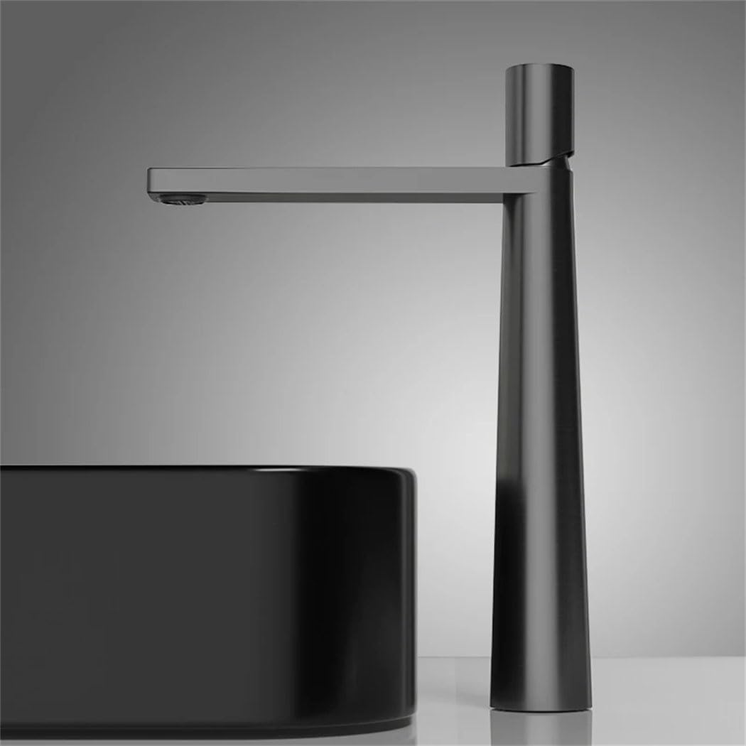 Robinet de lavabo en laiton doré brossé pour une salle de bains chic