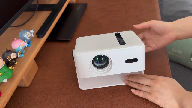 Amazon.co.jp: プロジェクター家庭用 小型 天井 静音【Netflix・Prime