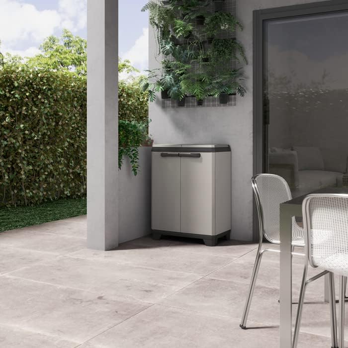 Keter 246640 bin placed on an outdoor patio