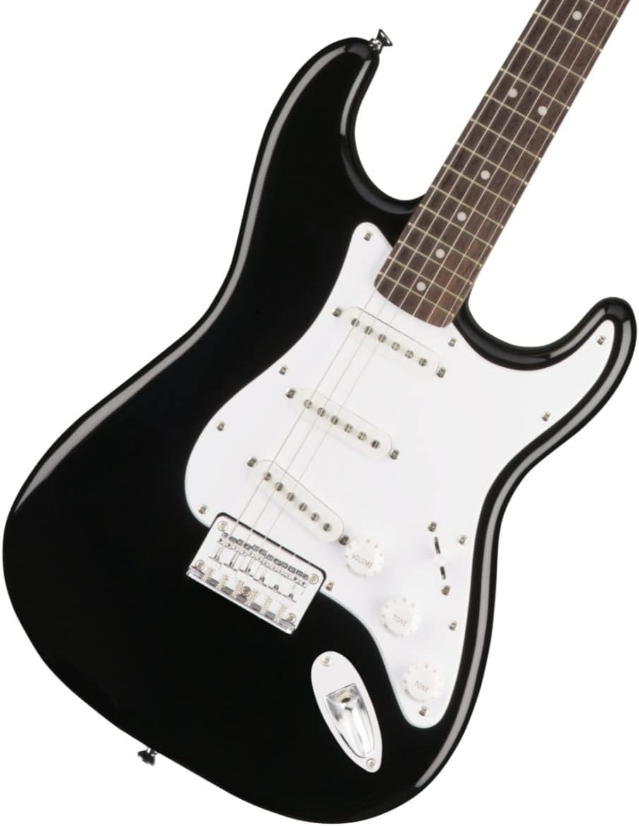 Imagem da parte frontal da guitarra elétrica Bullet Stratocaster HT, preta com captadores brancos, três captadores single-coil, braço de madeira escura, acabamento brilhante, fundo branco.
