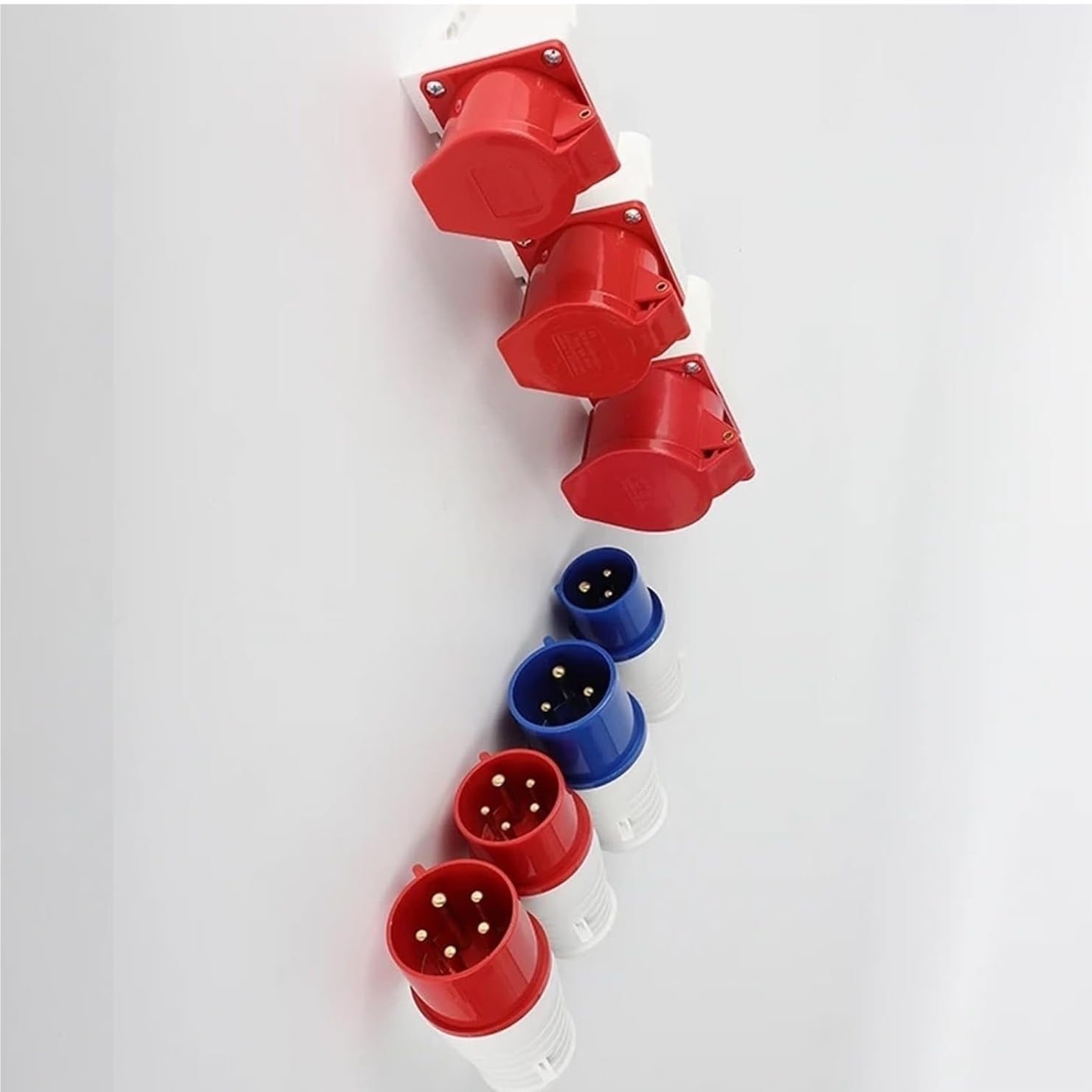 Enchufe industrial IP44 de pared con conector de 5 pines y 16A para entornos de taller