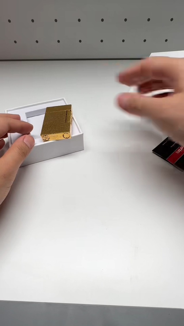 Encendedor clásico de latón con textura martillada y encendido lateral miniatura 7