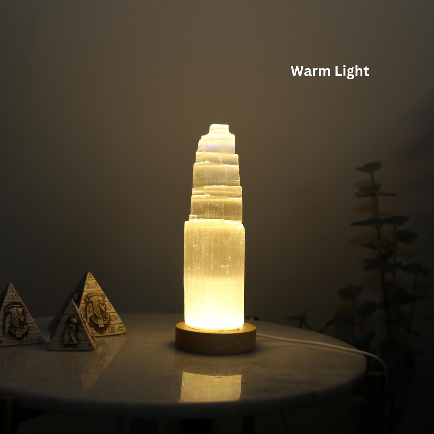VL Pure Selenit USB Crystal Rock Dimmbare Lampe mit 3 wechselbaren Farben Bergturm Lampe Handgefertigte Holzbasis Meditation Heilung Energie Mineral Heimdekoration (20cm)