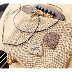 Pendentif médiator guitare personnalisé en bois massif d’acajou ou noisetier - Les Beatles, Paul McCartney, John Lennon, RIngo Starr, George Harrison Pendentif médiator guitare personnalisé en bois massif d'acajou ou noisetier – Image 2
