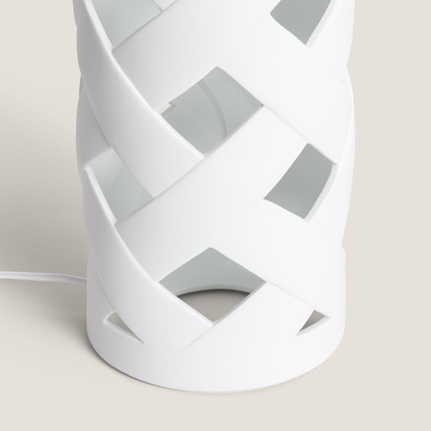 LEDKIA LIGHTING - Lámpara de Mesa Makalu | Diseño Elegante y Moderno | Soporte E27 hasta 40W | Ideal para Salón, Dormitorio, Comedor | Dimensiones: 700x350mm, Blanco, Cerámica, Tela