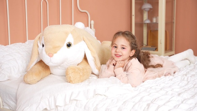 Coniglio di peluche carino con orecchie lunghe, giocattolo di peluche a