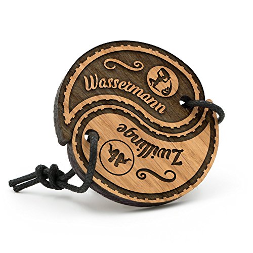 Preisvergleich Produktbild Fashionalarm Partner Schlüsselanhänger Yin Yang Wassermann - Zwillinge aus Holz mit Gravur / Geburtstag Geschenk Idee Paare Sternzeichen Horoskop