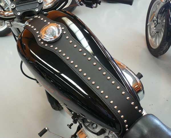 Couvre-réservoir noir clouté compatible avec Harley Davidson Sportster 3,3 gallons