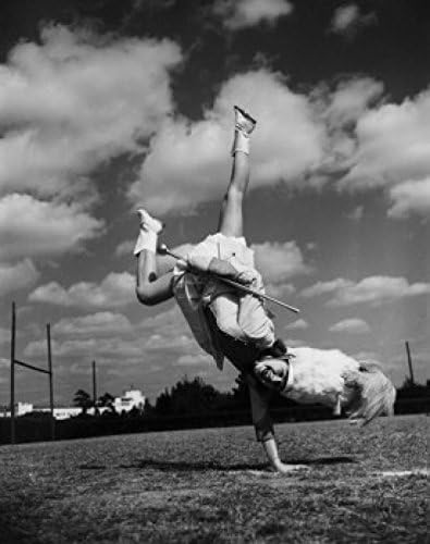 Posterazzi Majorette Performing and doing Handstand Póster impresión (24 x 36)