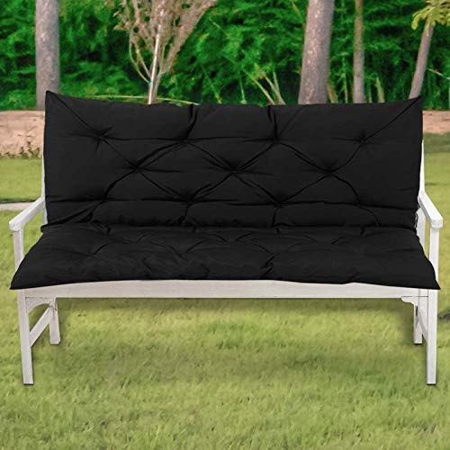 Coussin de banc moelleux noir contre les assises rigides de jardin en bois ou fer