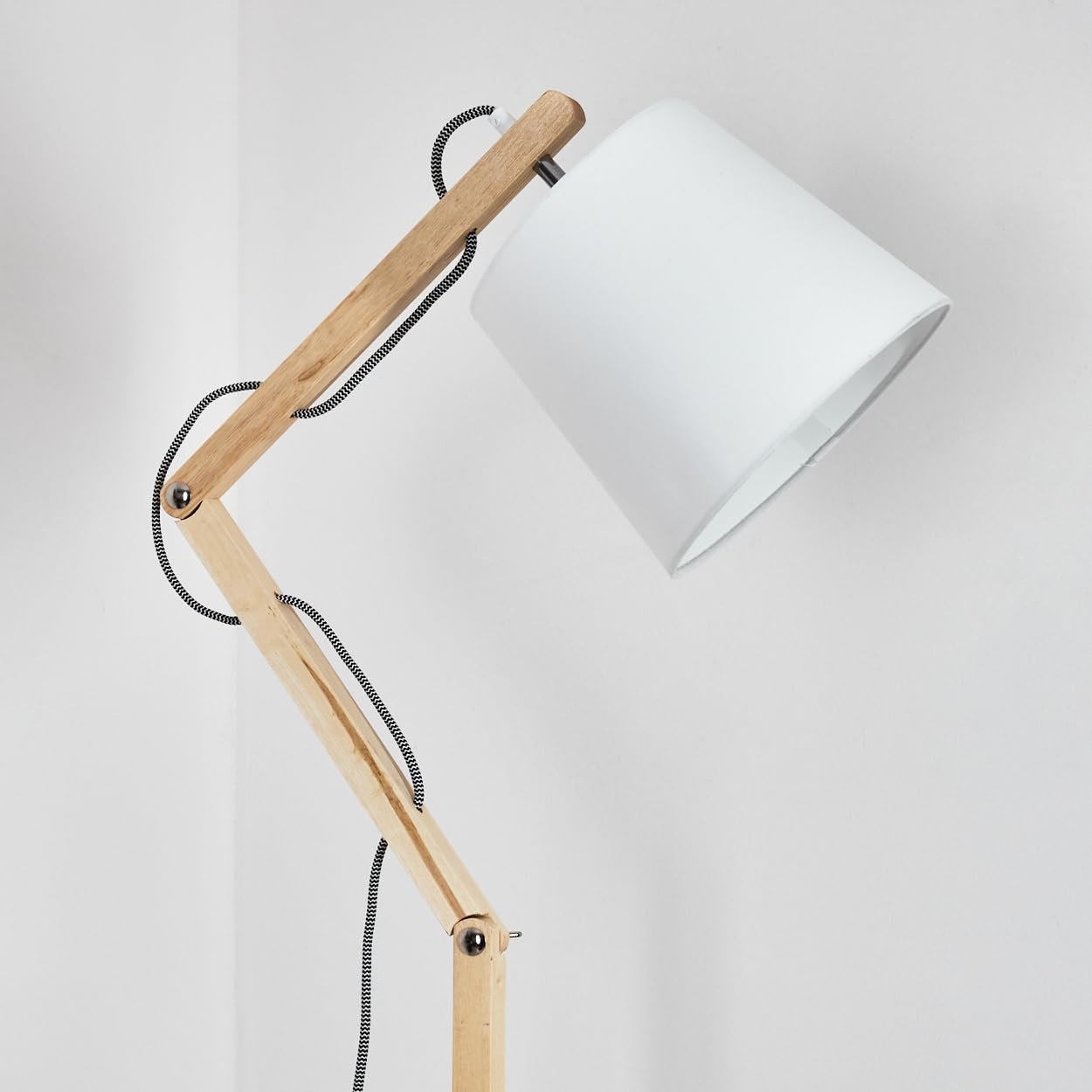 HOFSTEIN Lampa stojąca Tukchor, lampa stojąca z drewna/metalu/materiału w kolorze naturalnym/białym, regulowana lampa w stylu boho z półkami i przełącznikiem, 152,5 cm, E27, do salonu, sypialni