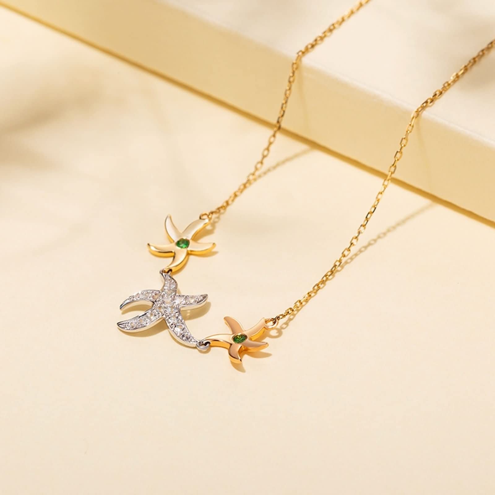 Collar con colgante de oro, oro amarillo de 18 quilates, estrella de mar con diamante y tsavorita, 0,22 quilates con cadena Rolo extensor de 45+5 cm, Diamond Moissanite