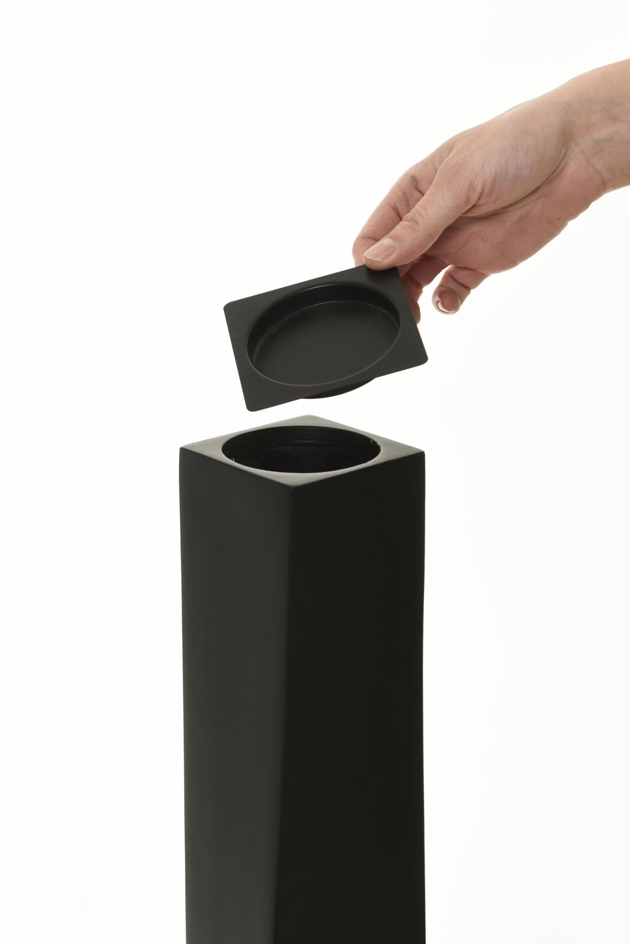 VIVANNO Kerzenhalter HYDRON Schwarz Matt - Moderner Metall Kerzenständer | Design Bodenwindlicht aus Metall für Stumpenkerzen bis 7 cm, auch als hohe Bodenvase für Trockenblumen und Deko nutzbar