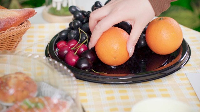 Tessco 6 Pcs Heavy Duty Serving Tray and Lid 12 Pcs Deli Wax Paper Sheets Large, Black Plastic Round Platters with Clear Lids for Party Food Sandwich Veggie Cookie Tray, Heavy Duty (12 Inch)