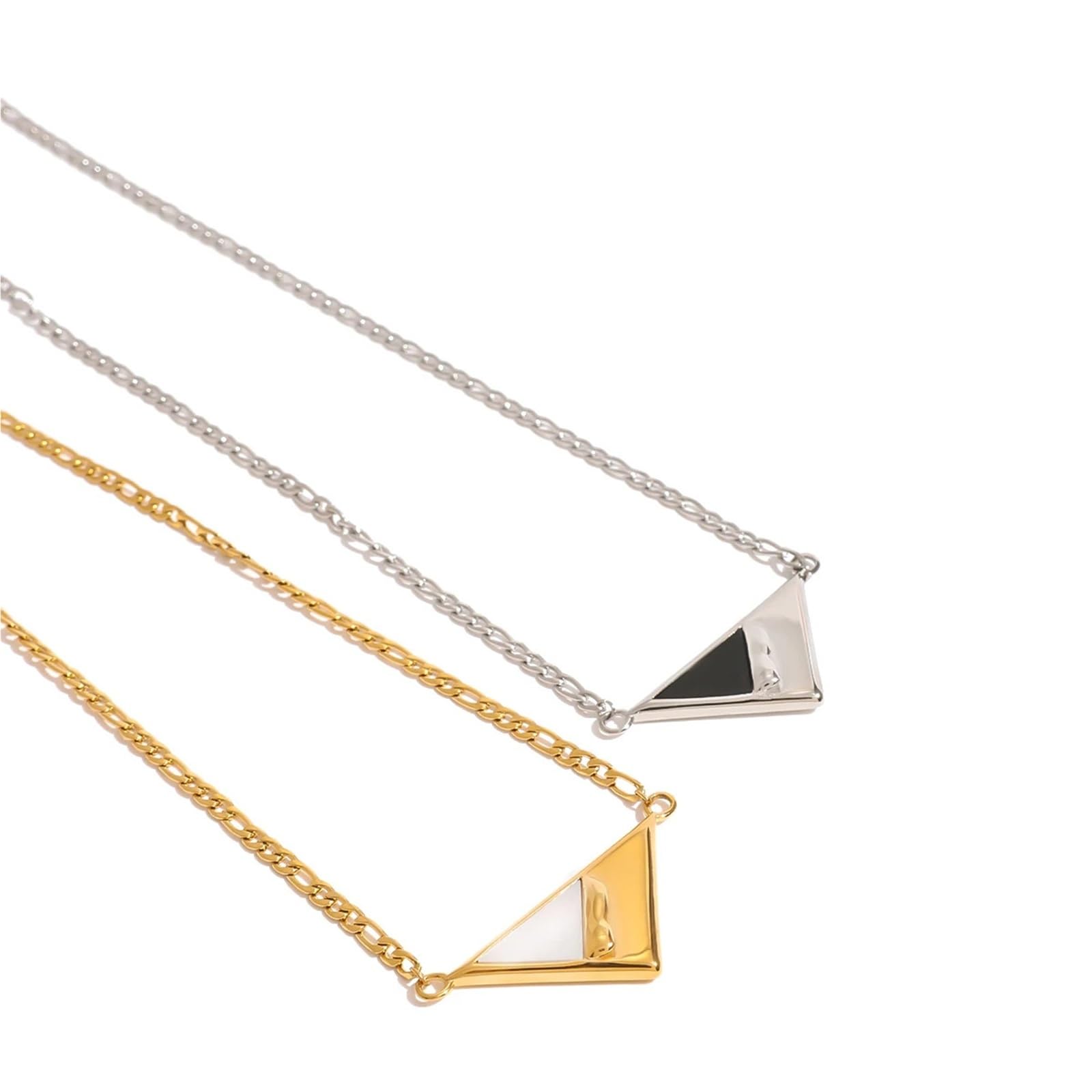 Bijoux tendance : collier pendentif triangle géométrique acier et coquillage