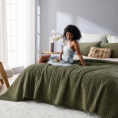 Image of Wonderful Velvet Quilt Set, Queen Size Dark Green Soft Fluff Texture Coverlet with Shams,Channel Stitched Pattern, All-Season Use, Versatile Lightweight Bedspread for Bedroom Adults Teens Kids,94 inchx94 inch