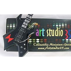 LITA FORD Guitare Miniature B.C. Rich Warlock - Les Beatles, Paul McCartney, John Lennon, RIngo Starr, George Harrison LITA FORD Guitare Miniature B.C. Rich Warlock – Image 2