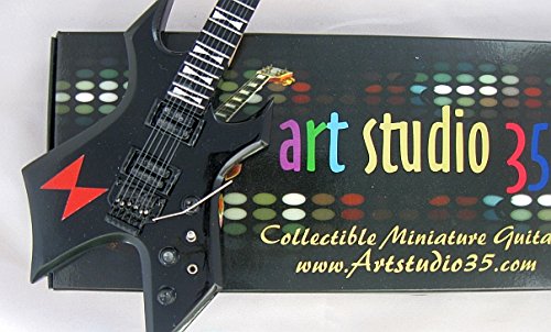 LITA FORD Guitare Miniature B.C. Rich Warlock - Les Beatles, Paul McCartney, John Lennon, RIngo Starr, George Harrison LITA FORD Guitare Miniature B.C. Rich Warlock – Image 3