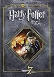 El final ha llegado. Harry, Hermione y Ron tendrán que recuperar la espada de Gryffindor para encontrar y destruir los últimos Horrocruxes. Mientras tanto, Lord Voldemort está a punto de hacerse cargo de Hogwarts por completo y conseguir su objetivo: matar a Harry Potter. La única esperanza de Harry es encontrar los Horcruxes antes de que Voldemort lo encuentre. En busca de pistas, descubre una antigua y olvidada historia: la leyenda de las reliquias de la muerte, lo que podría dar al malvado Lord el poder definitivo. Pero el futuro de Harry se ha escrito desde que nació e incluye una misión que ha estado preparando para desde que llegó a Hogwarts: la batalla final contra Voldemort.