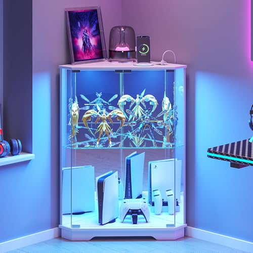 FREDEES Vitrina esquinera con almacenamiento y estante, vitrina pequeña con luces LED de 3 colores y estación de carga, gabinete Curio de 2 niveles con puertas de cristal, color blanco