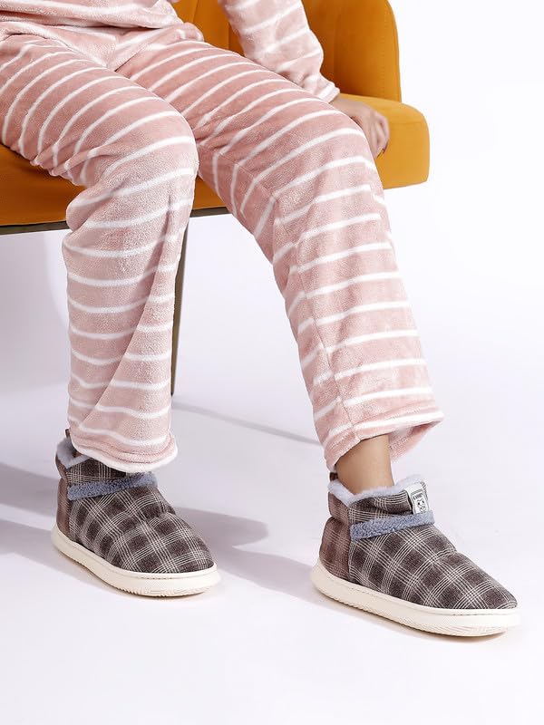 CASSIEY Latest Comfortable Fur Warm Indoor/Outdoor Winter Snow Shoes/Boot | Slip on Fur Shoes/Slipper For Women's And Girl's 8 512w+LOwjvL