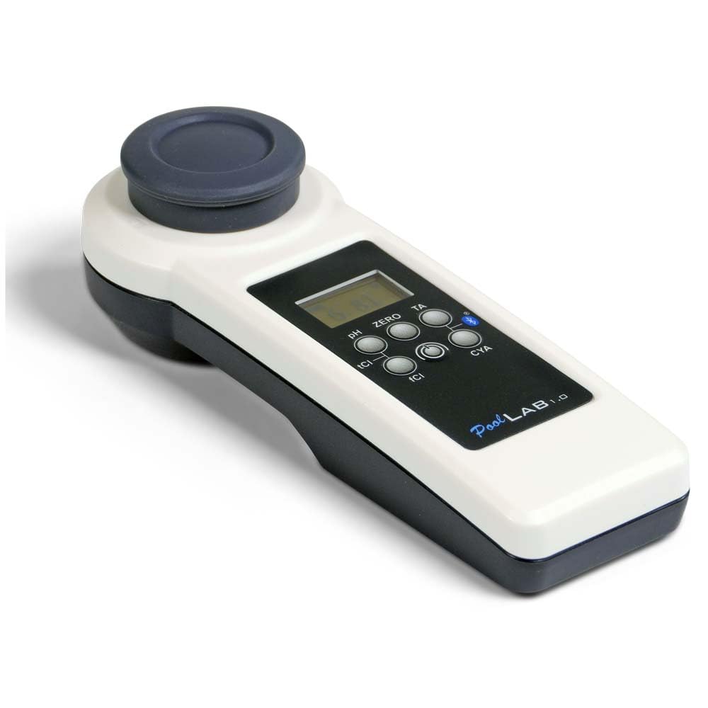 PoolLab 1.0 Photometer Premium Edition - 13 in 1 Pooltester mit Bluetooth 4.0 - IP68 wasserfest - pH Chlor Alkalinität Cyanursäure - inkl. Refill-Pack & Ersatz-Küvette