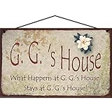 G.G.'s House Sign マグノリアの花 What Happens at G.G.'s House Stays at G.G.'s House ヴィンテージスタイル 装飾 家庭 家族 ホームデコレーション 素晴らしいおばあちゃんのニックネーム ギフトサイン