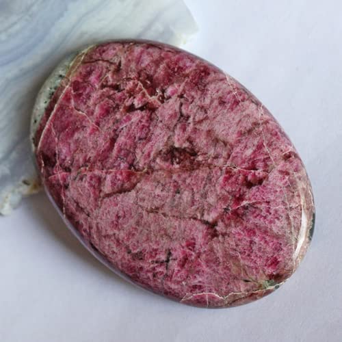 Cabochon eudialyte naturelle pour façonner un pendentif bohème unique