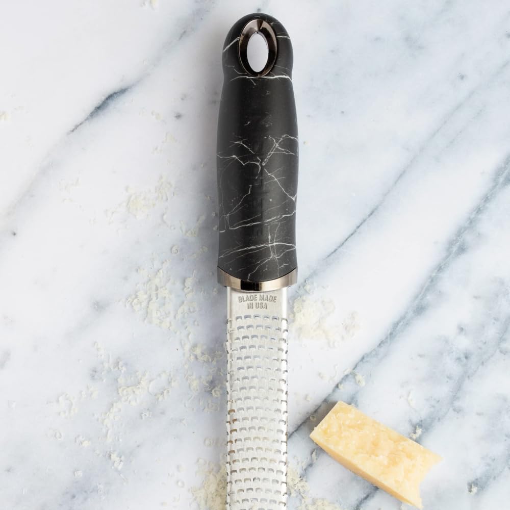 Microplane Grattugia Zester Black Marble Ideale per Agrumi, Formaggio a Pasta Dura, Zenzero, Cioccolato e Noce Moscata con Lama Fine - Made in USA