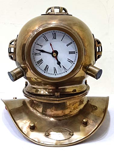 L'orologio completamente funzionale mantiene l'ora esatta (batterie non incluse)