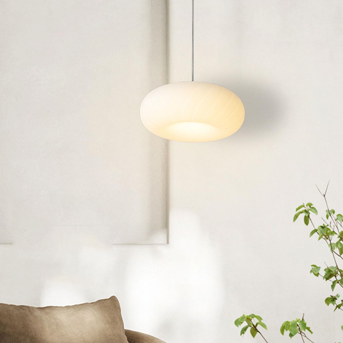 Lekka, luksusowa i prosta lampa wisząca do gabinetu wykonana z metalu i plastiku. Kreatywna lampa wisząca przy łóżku, biała, do sypialni, odpowiednia do sklepów odzieżowych i pokoi.