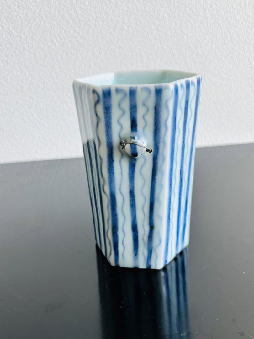 宮岡麻衣子　花月窯　よろけ縞文六角置き掛け花入　花器　陶芸　染付 Amazon.co.jp: 宮岡麻衣子 花月窯 よろけ縞文六角置き掛け花入 花器