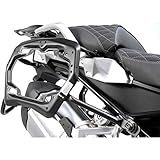 Der modellspezifische Seitenträger mit schwarzer Pulverbeschichtung wird über Montagepunkte am Originalrahmen angebracht