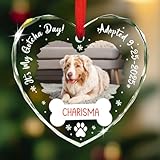 Cristal de alta calidad: fabricado por expertos con vidrio de alta calidad con colores vivos y un acabado brillante. El adorno It's my gotcha day atraerá la luz y añadirá un toque mágico a tu árbol de Navidad. Ideal como regalo de adorno para dueños de mascotas y amantes que quieren honrar a sus familiares peludos.