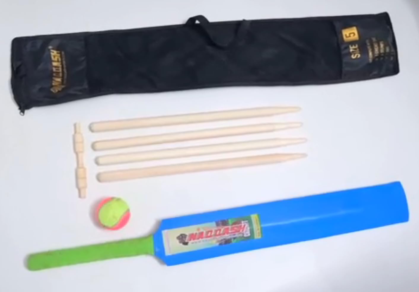 Naqqash Sports Junior Wooden Cricket Bat Set - Sizes 3, 4 Includes 4 Wooden Stumps, Red Tennis Ball, Poplar Willow Bat, and Carrying Bag – Ideal for Kids and Teenagers – Indoor & Outdoor Fun