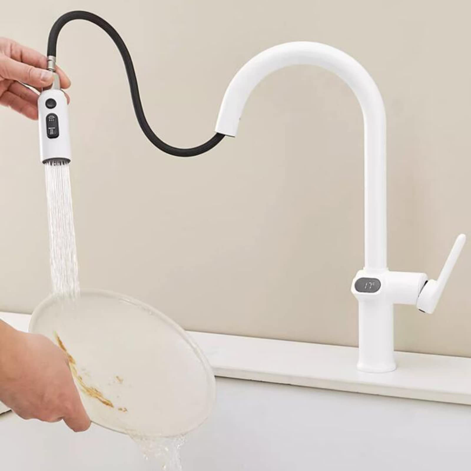 Robinet de cuisine à douchette blanc pour préparer les repas en famille en toute sécurité